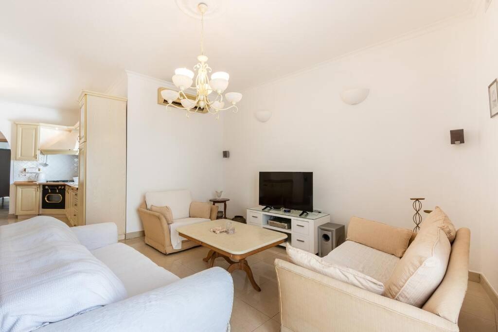 Apartment Spacious 3 Bedroom, 2 Bathroom, In