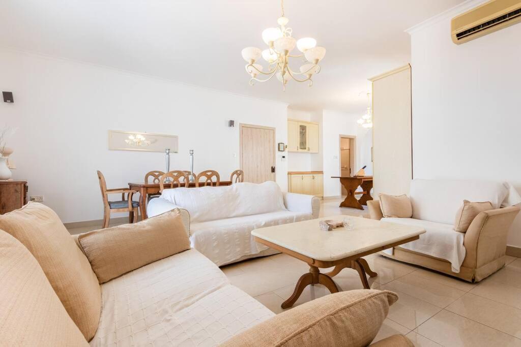 Apartment Spacious 3 Bedroom, 2 Bathroom, In *