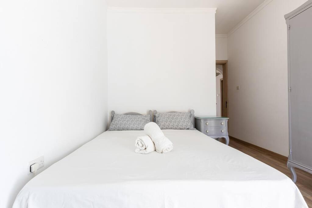 Spacious 3 Bedroom, 2 Bathroom, In Apartment