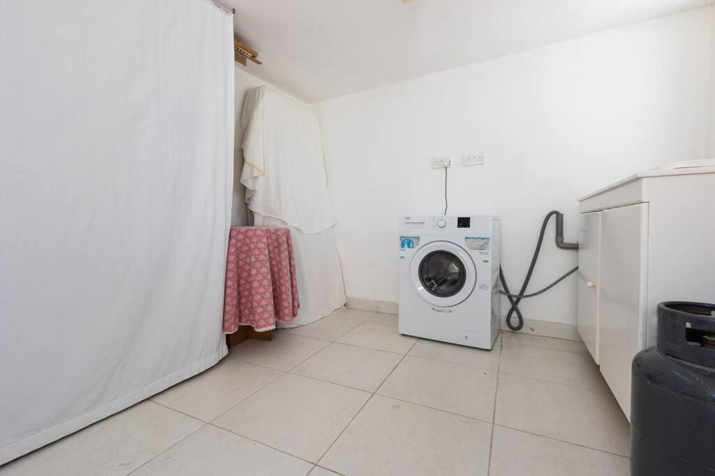 Apartment Spacious 3 Bedroom, 2 Bathroom, In *