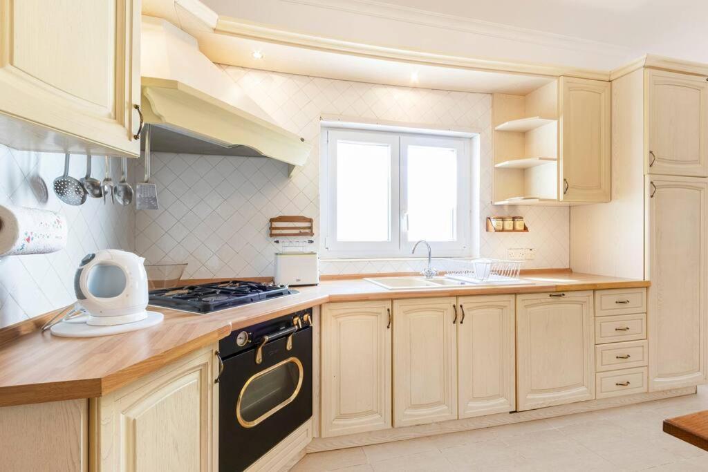 Spacious 3 Bedroom, 2 Bathroom, In Apartment Sliema