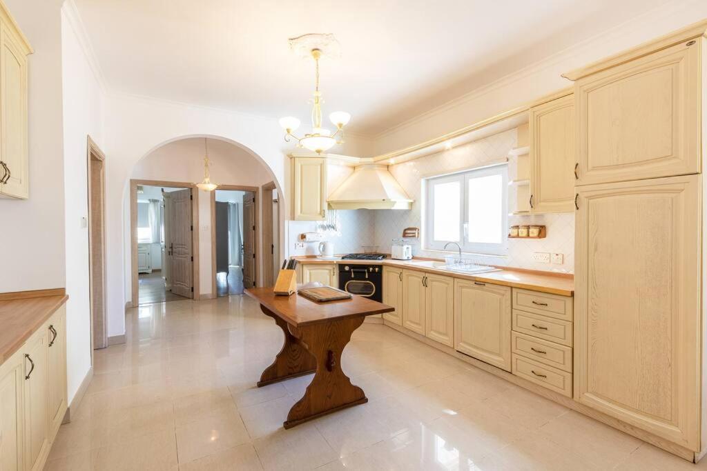 Spacious 3 Bedroom, 2 Bathroom, In Apartment *