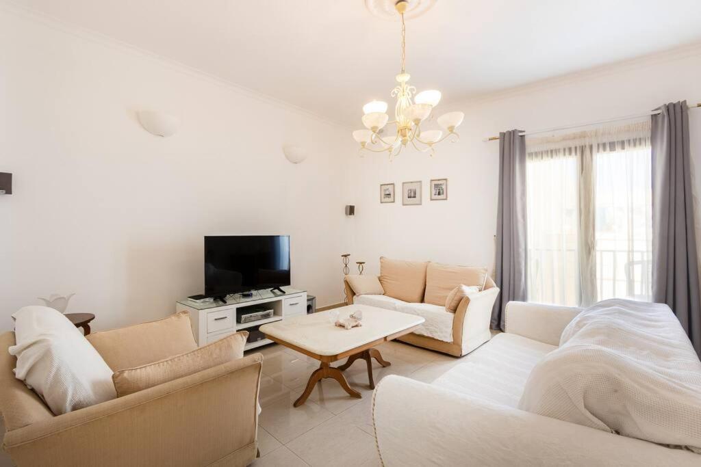 Spacious 3 Bedroom, 2 Bathroom, In * Sliema
