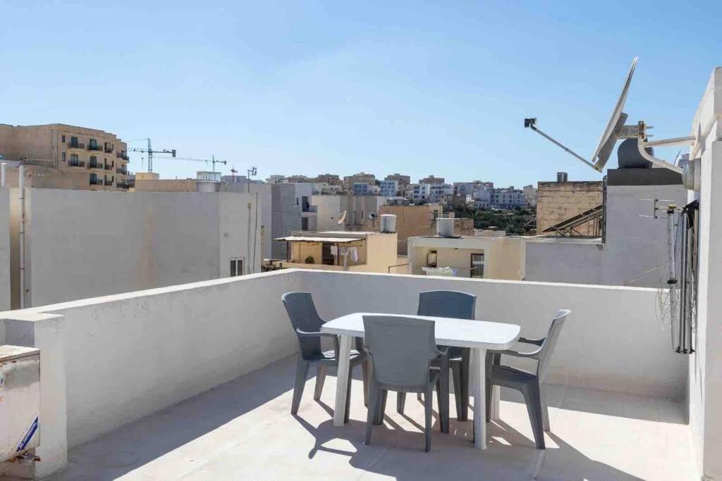 Spacious 3 Bedroom, 2 Bathroom, In Apartment *