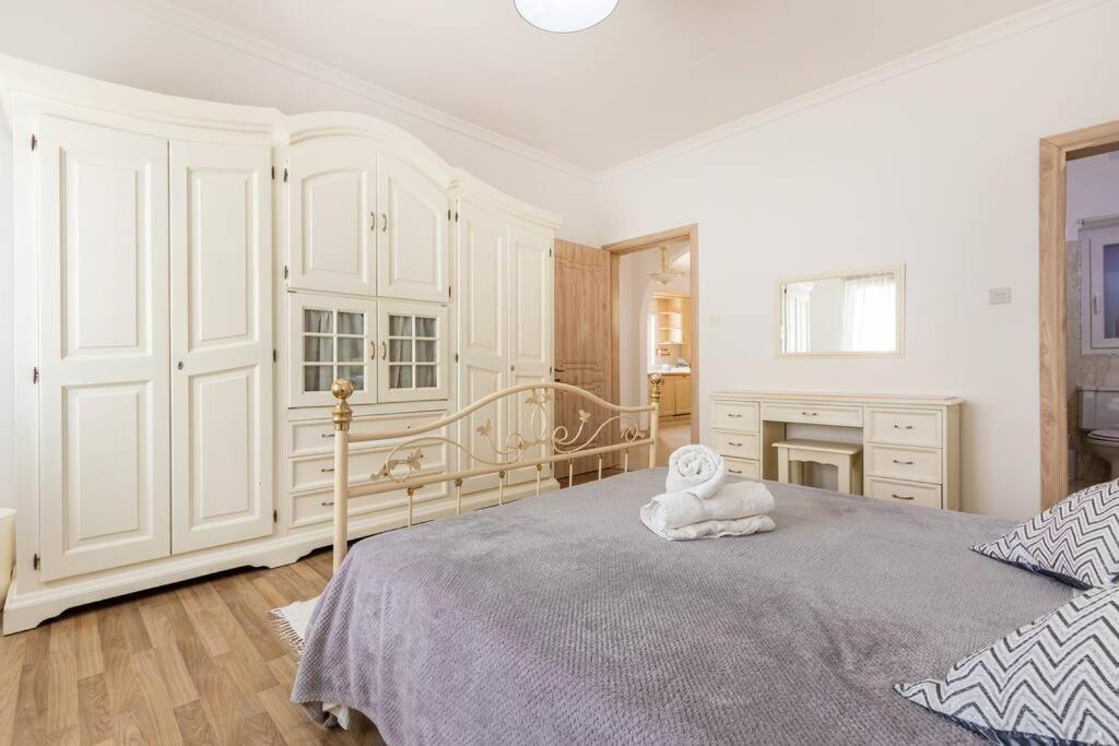 Apartment Spacious 3 Bedroom, 2 Bathroom, In *