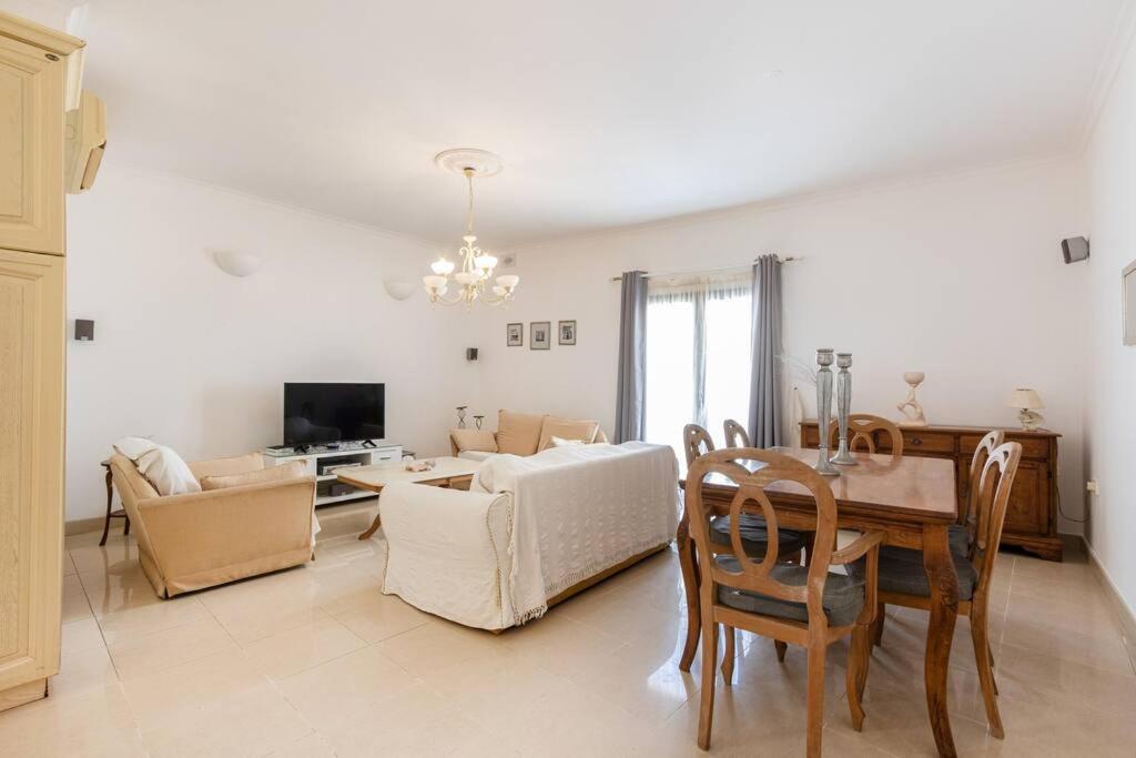 Apartment Spacious 3 Bedroom, 2 Bathroom, In